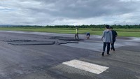Sebagai tindakan darurat, pihak bandara segera menerbitkan Notice to Airmen (NOTAM) penutupan runway dan melakukan pembersihan Foreign Object Debris (FOD) di area yang rusak. Tim teknis pun langsung melakukan koordinasi dengan berbagai pihak terkait, termasuk AirNav Indonesia, kontraktor pelaksana, konsultan, dan Direktorat Bandar Udara (DBU) untuk melakukan perbaikan.