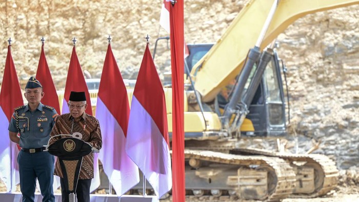 Wakil Presiden Maruf Amin menyampaikan pidato saat kegiatan ground breaking Istana Wakil Presiden di Ibu Kota Nusantara (IKN), Penajam Paser Utara, Kalimantan Timur, Senin (12/8/2024). Pembangunan Istana Wakil Presiden tersebut dilaksanakan secara dua tahap dengan target penyelesaian tahap pertama pada Agustus 2025. ANTARA FOTO/Fauzan