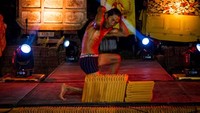 Panggung utama kontes itu berlatar belakang truk mengangkut bahan baku pabrik genteng.