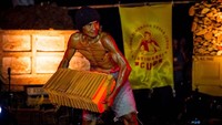Seorang pekerja mengangkat genteng selama kontes binaraga untuk pekerja pabrik di Jatiwangi, Majalengka, Indonesia, 11 Agustus 2024.