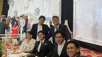 Mikha Angelo pun sempat hadir bersama di resepsi pernikahan kerabatnya. Mereka terlihat menikmati makanan di meja VIP. Foto: Instagram @mikha97