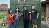 Mikha juga sempat terlihat menyambangi restoran Soto Pleret Gonilan di Solo dan sempat mengabadikan momen di sana. Foto: Instagram @mikha97