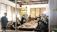 Kali ini pelantun ‘Sayap Pelindungmu’ itu berkumpul dengan anggota bandnya, The Overtunes dan tim di sebuah restoran. Tentu menikmati banyak makanan enak di restoran itu. Foto: Instagram @mikha97