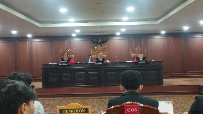 Permohonan MK Adik Almas Bertransformasi, Menyesuaikan Putusan MA soal Syarat Umur Kandidat Gubernur