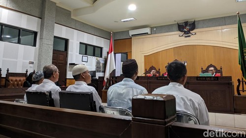 Sidang korupsi pengadaan benih jagung Distanbun NTB tahun anggaran 2017 di Pengadilan Tipikor Negeri Mataram, NTB, Senin (12/8/2024). (Foto: Ahmad Viqi/detikBali)