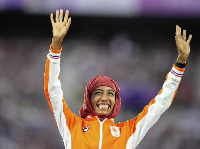 Womens marathon gold medalist Sifan Hassan, of the Netherlands, stands on the podium during the 2024 Summer Olympics closing ceremony at the Stade de France, Sunday, Aug. 11, 2024, in Saint-Denis, France. (AP Photo/Natacha Pisarenko)