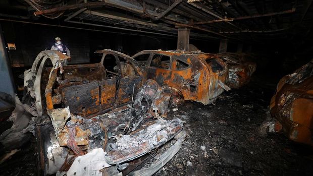 Vehicles that were completely burned down due to a Mercedes Benz electric car fire that broke out on August 1st, are lying in the underground parking lot of an apartment complex in Incheon, South Korea, August 2, 2024. Yonhap/via REUTERS ATTENTION EDITORS - THIS IMAGE HAS BEEN SUPPLIED BY A THIRD PARTY. NO RESALES. NO ARCHIVE. SOUTH KOREA OUT. NO COMMERCIAL OR EDITORIAL SALES IN SOUTH KOREA.