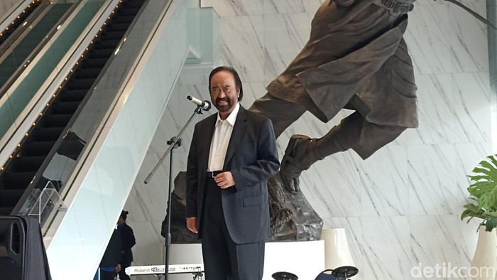 Surya Paloh membuka pamaren seni di NasDem Tower