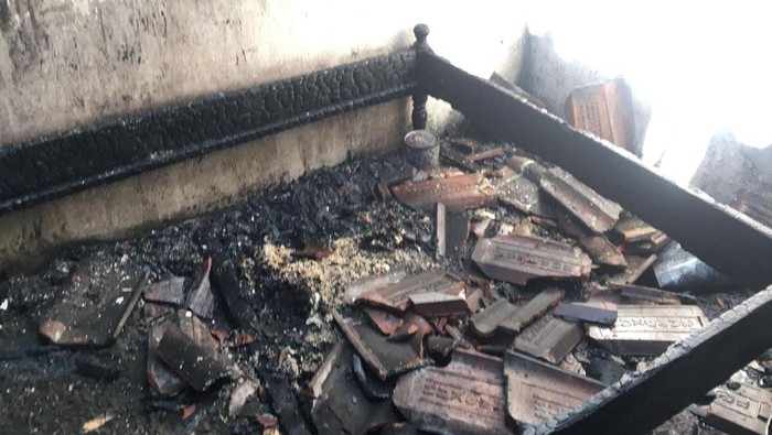 Tempat kasur di kamar remaja di Banyuwangi yang hangus dilalap api