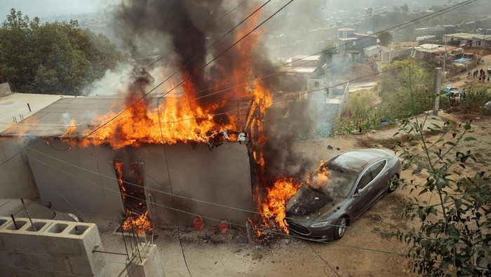 Tesla terbakar merembet ke rumah tetangga