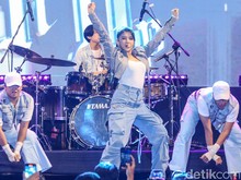 Tiara Andini Hibur Pengguna KRL Jabodetabek