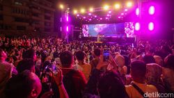 Tiara Andini Hibur Pengguna KRL Jabodetabek