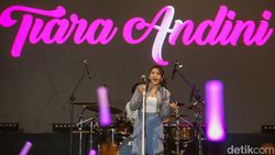 Tiara Andini Hibur Pengguna KRL Jabodetabek