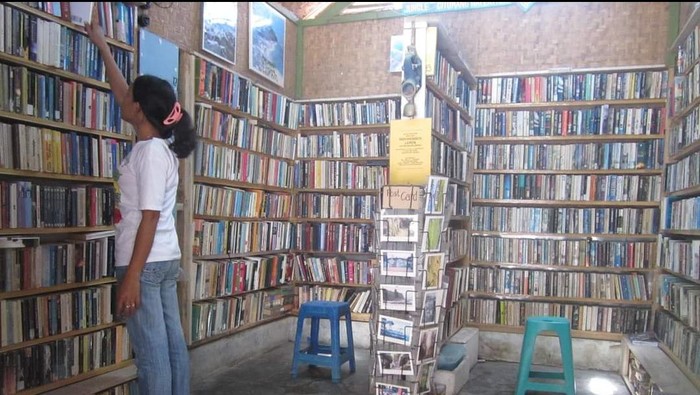 Toko buku milik Masrudin di Pangandaran