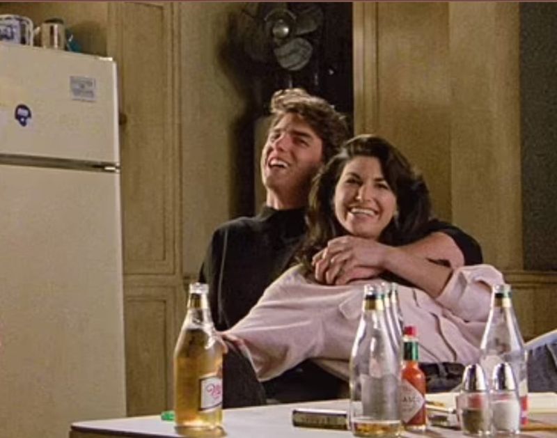 Cuplikan adegan Tom Cruise di dalam film Cocktail (1998).