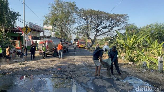 Truk muat minyak goreng terguling di Jetis, Mojokerto
