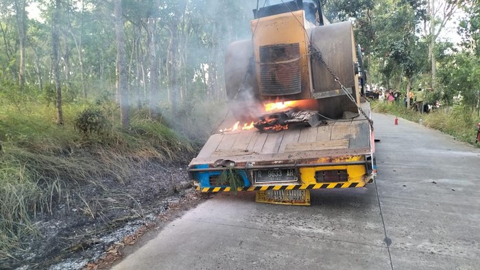 Truk towing terbakar usai nyangkut kabel listrik di Cilacap, Minggu (11/8/2024).