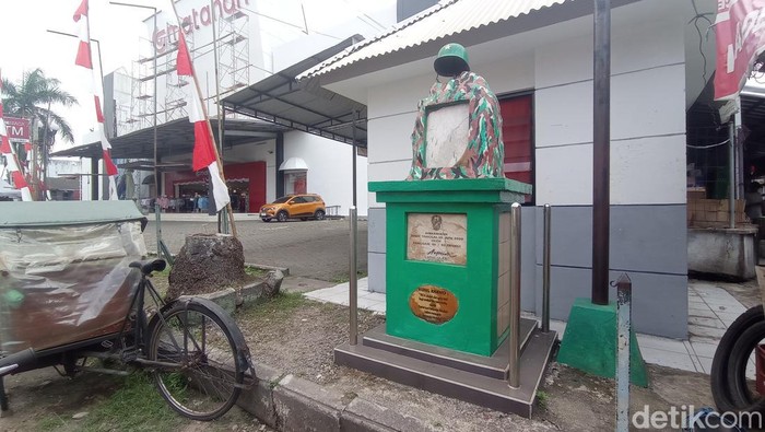 Tugu tentara Pembela Tanah Air (Peta) di pinggiran Jalan Veteran Kecamatan Cihideung Kota Tasikmalaya.