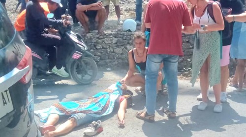Turis Jerman, Stefanie Maria Jockle, tewas akibat terjatuh saat berkendara motor di Jalan Raya Pejukutan, Nusa Penida, Klungkung, Bali, Senin (12/8/2024) siang. (Dok. Polres Klungkung)