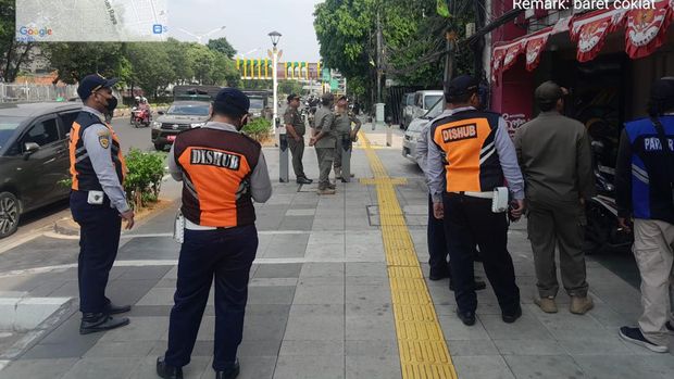 Video seorang tunanetra yang kesulitan melintas di trotoar karena terhalang parkiran motor dan lapak jualan viral di medsos. Satpol PP bergerak menertibkan. (dok Satpol PP Jaktim)