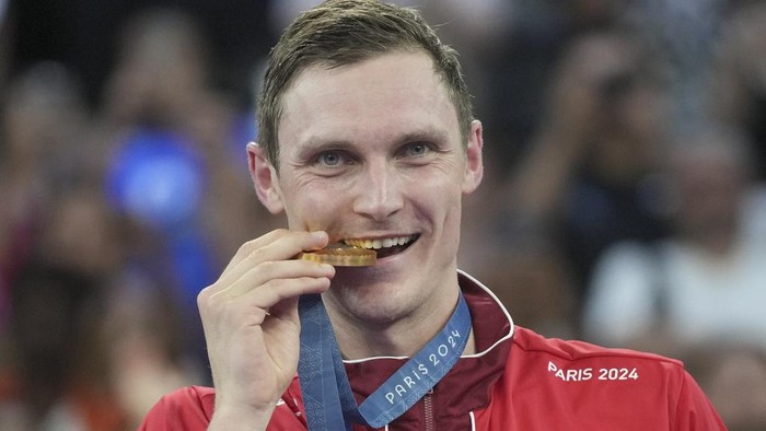 Denmarks Viktor Axelsen celebrates after winning the gold medal at the mens singles badminton at the 2024 Summer Olympics, Monday, Aug. 5, 2024, in Paris, France. (AP Photo/Dita Alangkara)