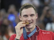 Cedera Punggung Tak Kunjung Pulih, Pebulutangkis Viktor Axelsen Pensiun