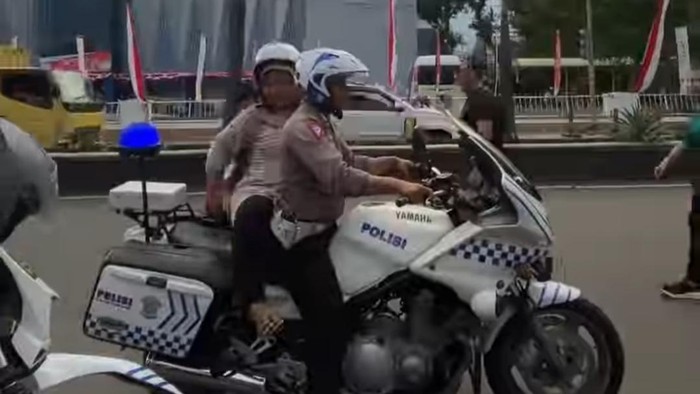 Vina, ibu hamil yang ngidam naik motor polisi keliling Alun-alun Pandeglang