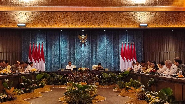 Wakil Presiden (Wapres) Ma’ruf Amin memimpin doa di sidang kabinet
