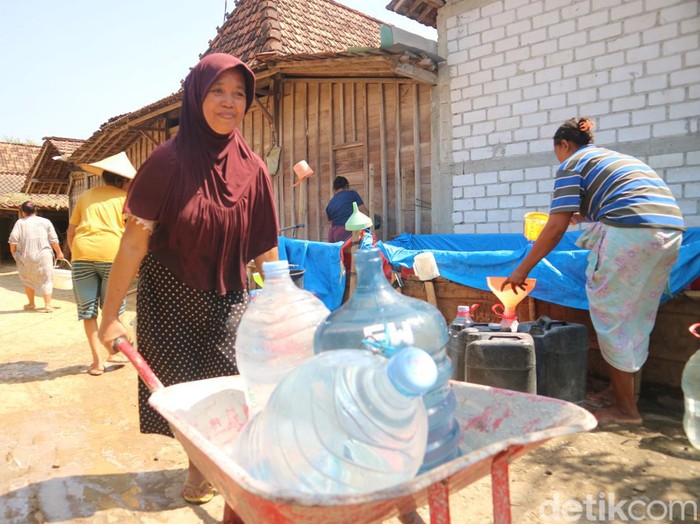 Warga Desa Mantingan Tengah, Kecamatan Jaken, Kabupaten Pati, mengantre bantuan air bersih dari BPBD, Senin (12/8/2024).