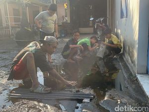 Truk Tangki Terguling di Mojokerto, Warga Panen Minyak Goreng Tumpah