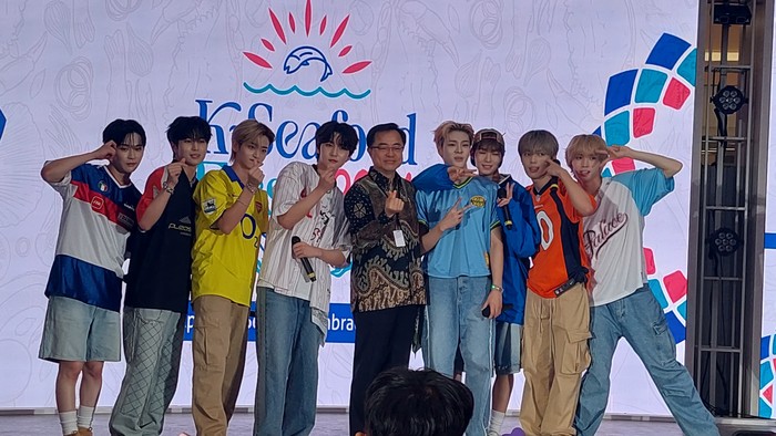 WHIB Lee Seung Hoon (tengah, pakai batik), chief representative dari Korea Agro-Fisheries & Food Trade Corporation cabang Jakarta bersama boyband K-Pop WHIB dalam acara K-Seafood Fiesta 2024 di Lotte Shopping Avenue, Jakarta Selatan, pada Sabtu (10/8/2024).