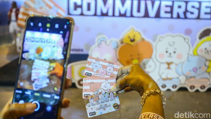 Bersamaan dengan banyaknya pengguna KMT di Jabodetabek, KAI Commuter meluncurkan KMT Edisi Khusus BT21. Acara peluncuran KMT edisi khusus BT21 di Stasiun BNI City, Senin (12/8/2024).
