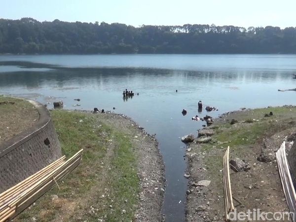 Air di Danau Ranu Pakis Lumajang Menyusut Saat Kemarau