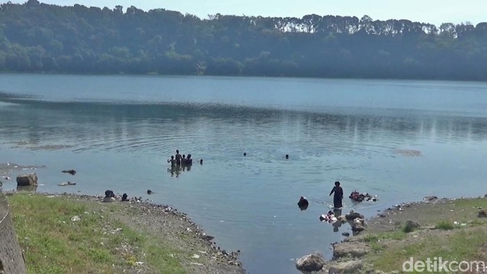 Air di Danau Ranu Pakis Lumajang menyusut saat kemarau