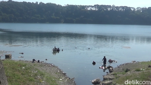Air di Danau Ranu Pakis Lumajang menyusut saat kemarau Ranu Pakis.