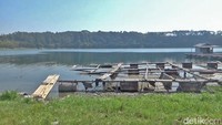 Sejumlah kolam keramba hingga perahu tradisional juga tak lagi bisa dimanfaatkan karena air danau menyusut.
