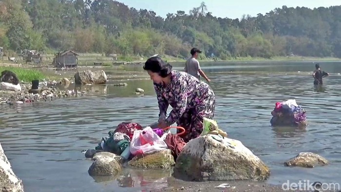 Air di Danau Ranu Pakis Lumajang menyusut saat kemarau