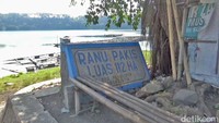 Penyusutan air tawar di danau sedalam 26 meter ini terjadi sejak musim kemarau melanda Lumajang.