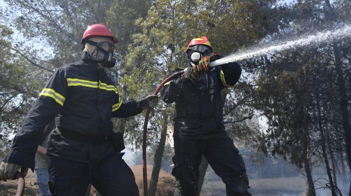 Aksi Damkar Berjibaku Padamkan Kebakaran Hutan di Yunani Kebakaran hutan di Yunani, Senin (12/8), menyebar dengan cepat ke pinggiran Athena akibat angin kencang. Petugas damkar berjibaku untuk padamkan api.