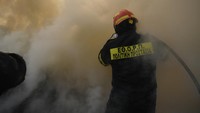 Angin kencang terus-menerus mengubah arah api, dan luas area yang terbakar diperkirakan mencapai 30 kilometer.