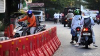 Para pemotor itu melawan arah untuk menuju Jalan Kyai Maja.