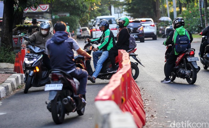 Sejumlah pengendara sepeda motor nekat melawan arus di Jalan Hang Tuah Raya, Jakarta Selatan, Selasa (13/8/2024). Para pengendara nekat melawan arah demi mempersinglat jarak tempuh.