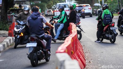 Jangan Ditiru! Aksi Nekat Pemotor Lawan Arah di Hang Tuah Jakarta