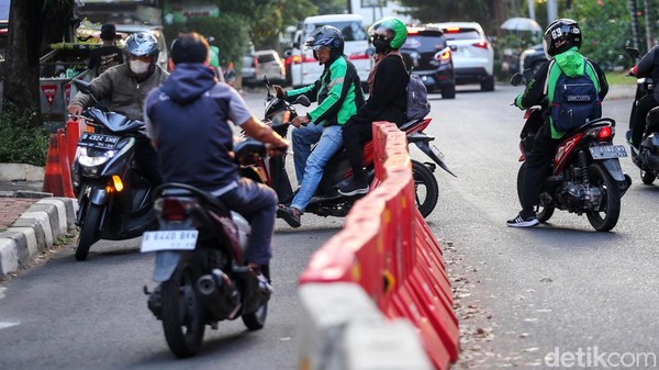 Jangan Ditiru! Aksi Nekat Pemotor Lawan Arah di Hang Tuah Jakarta