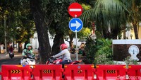 Pengendara sepeda motor nekat melawan arah di Jalan Hang Tuah Raya, Jakarta Selatan, Selasa (13/8/2024).
