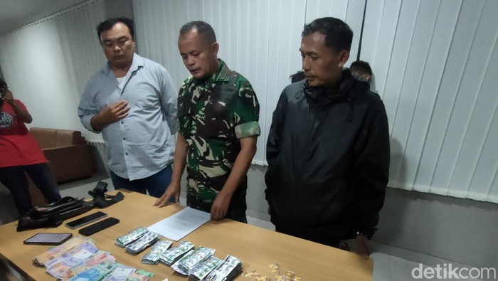 Anggota TNI di Cianjur menangkap dua pengedar obat terlarang.