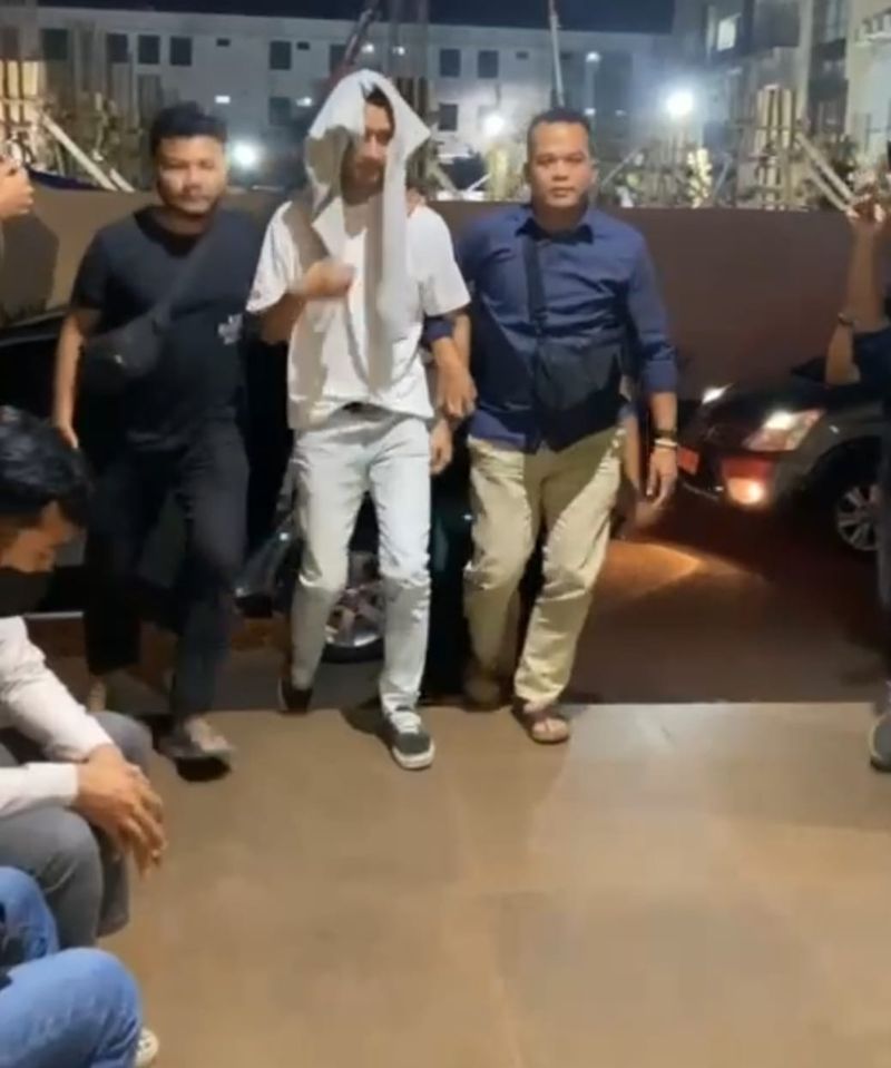 Armor Toreador pelaku KDRT ke Cut Intan Nabila saat tiba di Polres Bogor (Rizky/detikcom)