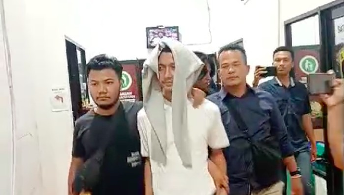 Armor Toreador, suami selebgram Cut Intan Nabila, ditangkap polisi setelah viral melakukan KDRT di Bogor, Jawa Barat. Polisi membawa Armor ke Polres Bogor. (dok Istimewa)