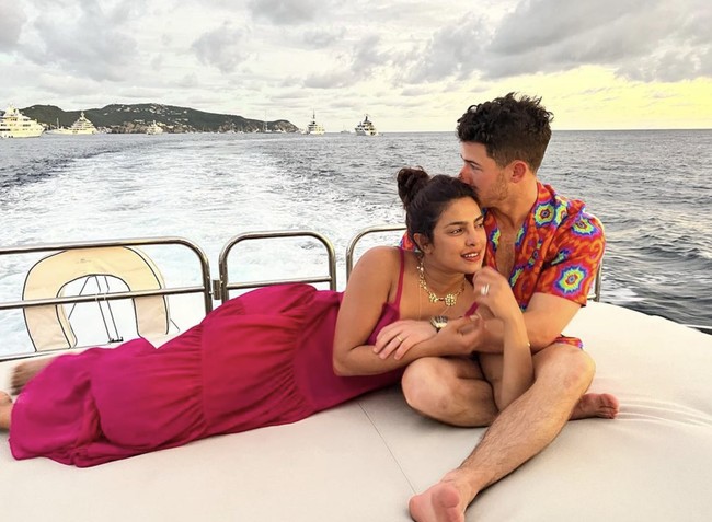 Priyanka Chopra dan Nick Jonas juga menikah dua kali dalam upacara Hindu serta Kristen. Acara digelar meriah di Umaid Bhawan, India, dalam hari berbeda.