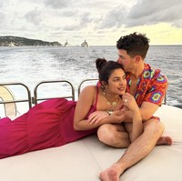 Priyanka Chopra dan Nick Jonas juga menikah dua kali dalam upacara Hindu serta Kristen. Acara digelar meriah di Umaid Bhawan, India, dalam hari berbeda.